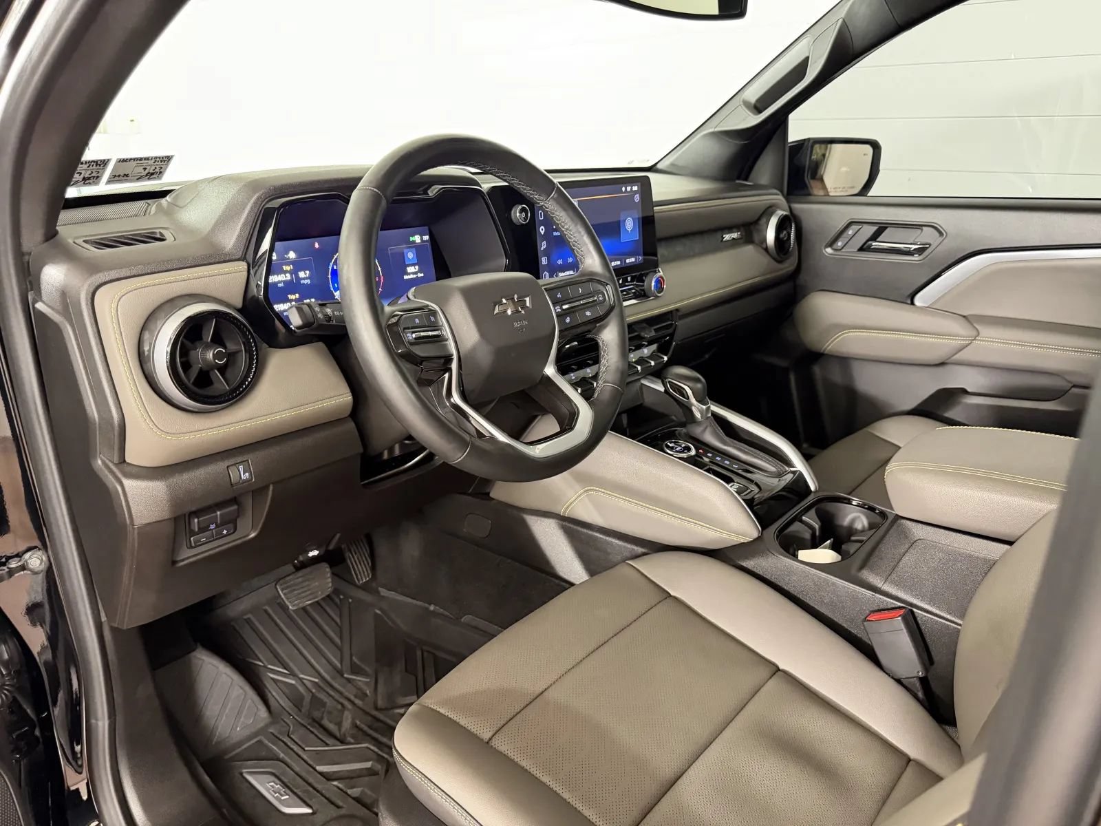 Used 2025 Chevrolet Colorado ZR2 w/ Technology Package AWD/4WD image 11
