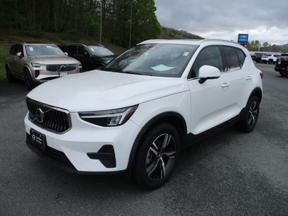 Used 2025 Volvo XC40 B5 Core