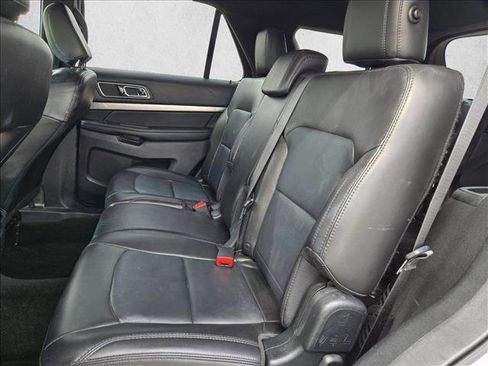 Used 2018 Ford Explorer XLT w/ Equipment Group 202A image 19