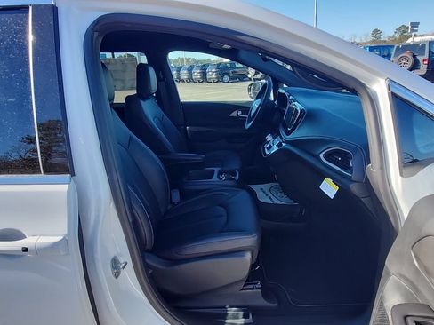 New 2026 Chrysler Pacifica Select FWD image 23