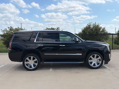 Used 2018 Cadillac Escalade Luxury RWD image 10