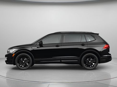Used 2024 Volkswagen Tiguan SE R-Line AWD/4WD image 2