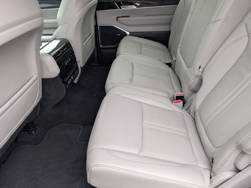 Used 2022 Jeep Wagoneer Series II AWD/4WD image 11