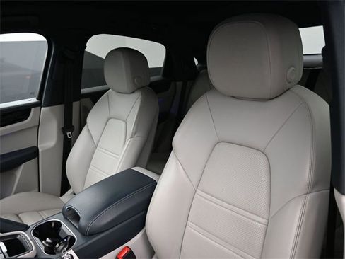 Used 2022 Porsche Cayenne S image 5