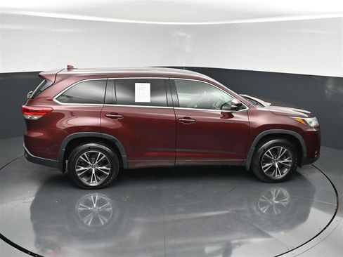 Used 2018 Toyota Highlander Plus w/ Carpet Mat Package (TMS) AWD/4WD image 22
