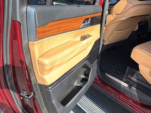 Used 2025 Jeep Grand Wagoneer L Series III AWD/4WD image 23
