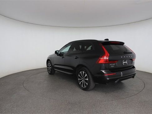 Used 2023 Volvo XC60 B5 Plus image 12