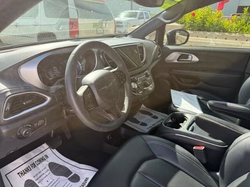 Used 2024 Chrysler Pacifica Limited FWD image 15