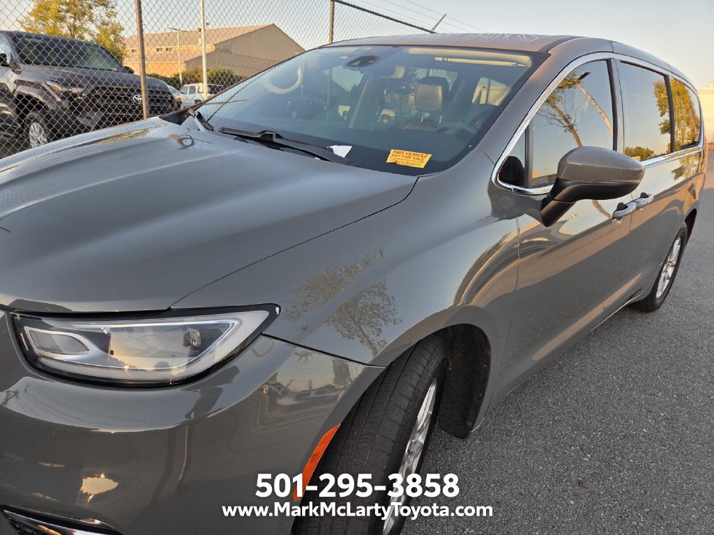 Used 2023 Chrysler Pacifica Touring-L FWD image 9