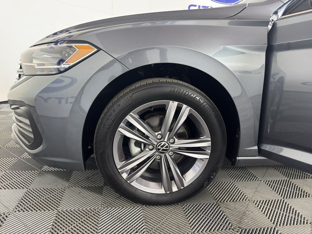 Used 2022 Volkswagen Jetta SE FWD image 12