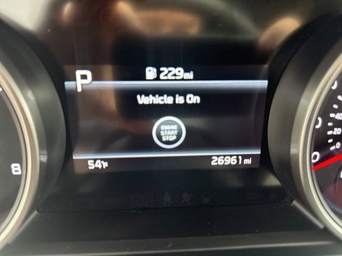 Certified 2022 Kia Carnival LX image 11