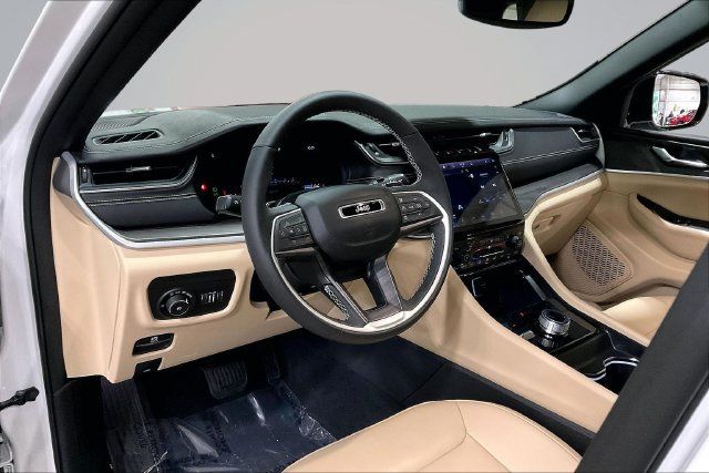 Used 2024 Jeep Grand Cherokee Limited AWD/4WD image 16