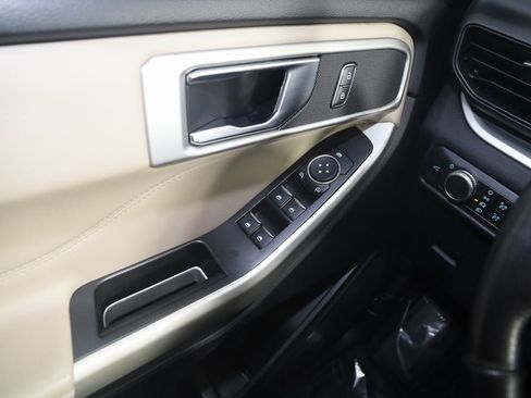 Used 2021 Ford Explorer XLT image 30