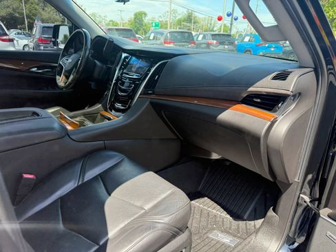 Used 2019 Cadillac Escalade Luxury AWD/4WD image 54