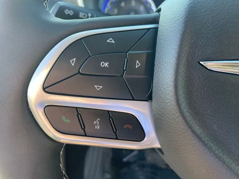 Used 2023 Chrysler Pacifica Touring-L image 32