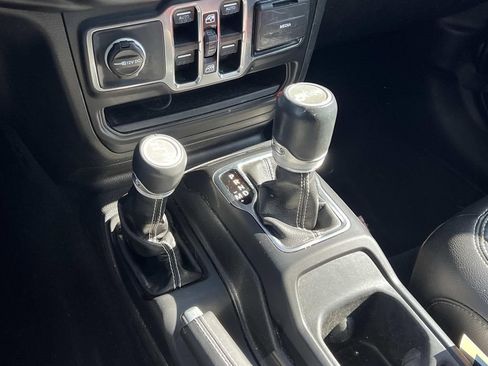 Used 2019 Jeep Wrangler Unlimited Sahara AWD/4WD image 21