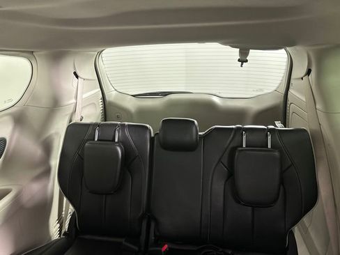Certified 2023 Chrysler Pacifica Limited FWD image 14