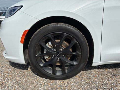 Used 2025 Chrysler Pacifica Limited FWD image 30