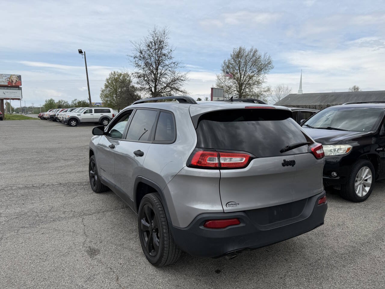 Used 2017 Jeep Cherokee Sport FWD image 8