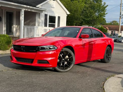Used 2022 Dodge Charger SXT w/ Plus Group RWD image 2