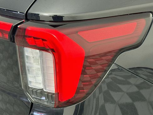 Used 2025 Ford Explorer ST-Line w/ ST-Line Street Pack AWD/4WD image 32