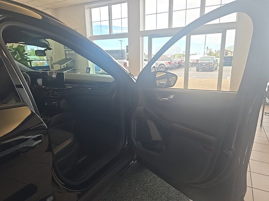 Used 2023 Ford Escape ST-Line w/ Tech Pack #1 AWD/4WD image 38