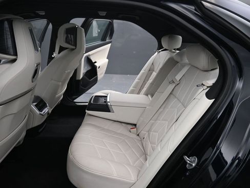 Certified 2023 BMW 760i xDrive image 37