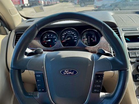 Used 2010 Ford Taurus SEL image 17