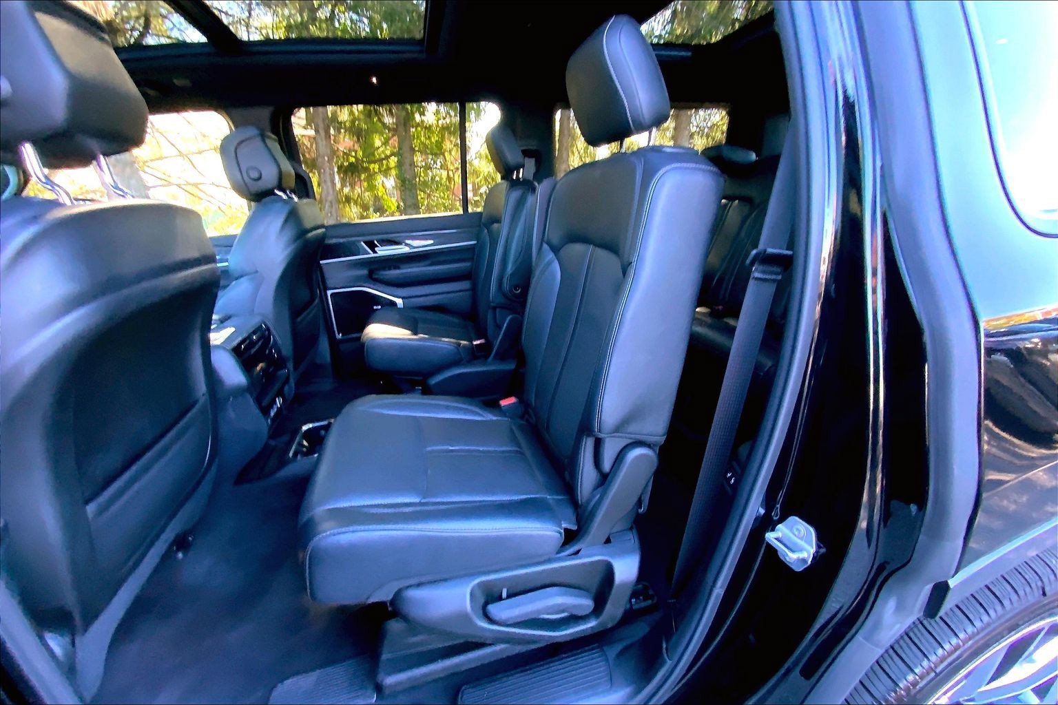 Used 2022 Jeep Wagoneer Series III w/ Premium Group I AWD/4WD image 17