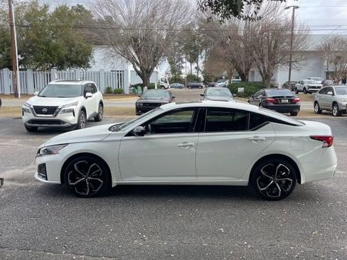 Used 2024 Nissan Altima 2.5 SR w/ SR Premium Package image 3