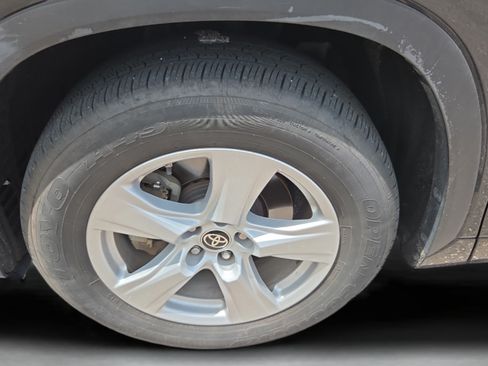 Used 2022 Toyota Highlander L FWD image 31