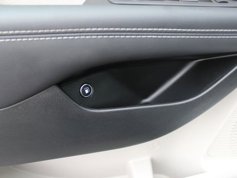 Used 2024 Chrysler Pacifica Select image 27