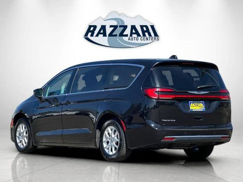 Used 2023 Chrysler Pacifica Touring-L FWD image 5