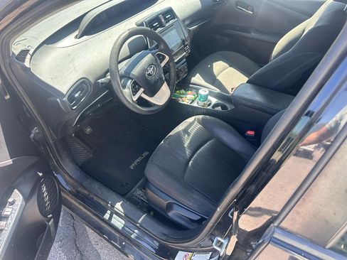 Used 2017 Toyota Prius Two w/ Preferred Accessory Package FWD image 8