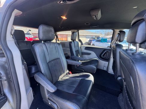 Used 2019 Dodge Grand Caravan SXT image 17