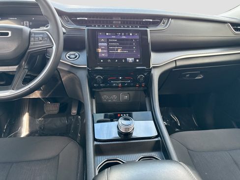 Used 2024 Jeep Grand Cherokee Laredo image 18