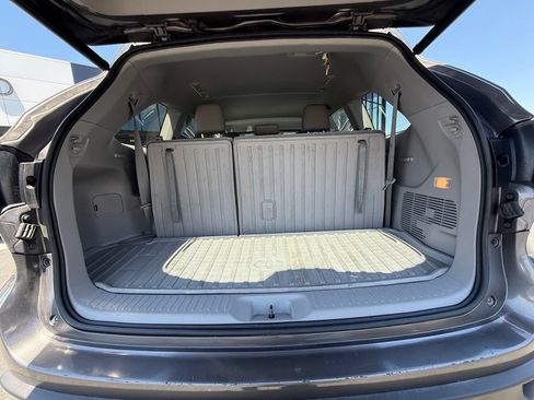 Used 2018 Toyota Highlander Plus w/ Preferred Accessory Package AWD/4WD image 9