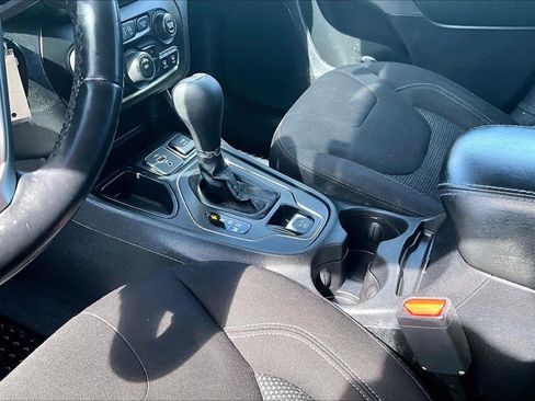 Used 2020 Jeep Cherokee Latitude w/ Cold Weather Group image 13