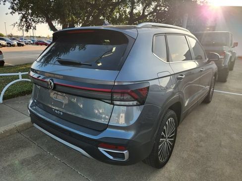Used 2025 Volkswagen Taos SE FWD image 6