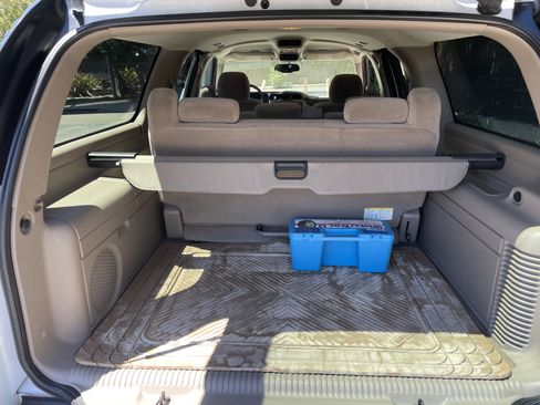 Used 2004 Chevrolet Suburban LS RWD image 11