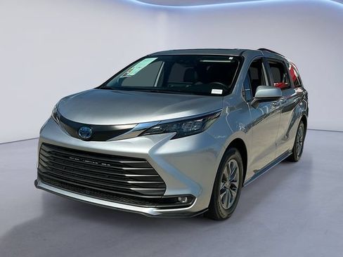 Used 2025 Toyota Sienna XLE FWD image 1