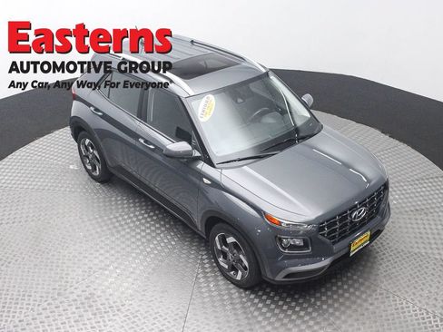 Used 2024 Hyundai Venue SEL FWD image 3