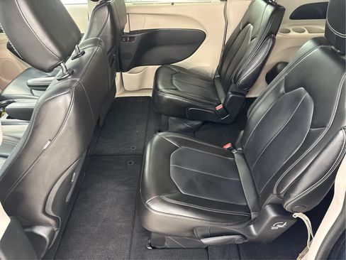 Used 2023 Chrysler Pacifica Touring-L FWD image 14