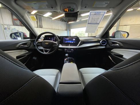 Used 2025 Chevrolet Trax LT w/ LT Convenience Package image 18