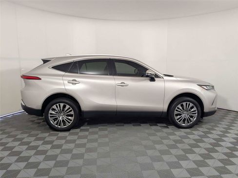 Certified 2024 Toyota Venza XLE AWD/4WD image 4
