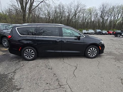 Used 2021 Chrysler Pacifica Touring-L FWD image 9