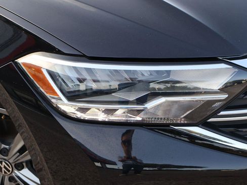 Used 2023 Volkswagen Jetta SE w/ Panoramic Sunroof Package FWD image 11