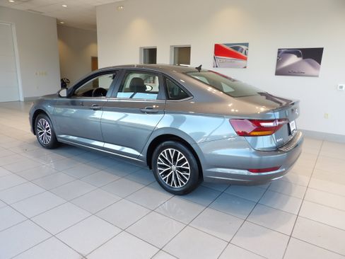 Used 2019 Volkswagen Jetta SE w/ Cold Weather Package FWD image 6
