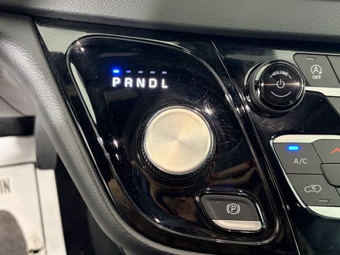 Used 2025 Chrysler Pacifica Select image 22