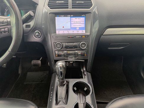 Used 2019 Ford Explorer XLT w/ Equipment Group 202A image 8